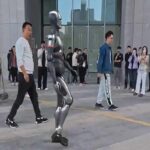 Il video del nuovo robot umanoide che cammina per le strade di Shenzen