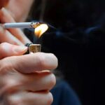 Una persona che fuma