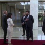 Imbarazzo in siria, il leader non dà la mano al ministro tedesco: è una donna