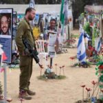 soldato israeliano nell'installazione per le vittime del 7 ottobre