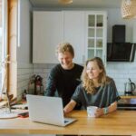 una coppia fa spesa online