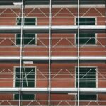 lavori sulla facciata di un palazzo