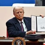 Donald Trump firma ordini esecutivi