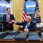 Trump firma i decreti appena eletto presidente