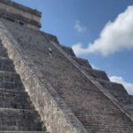 Il video del turista che scala la piramide Maya