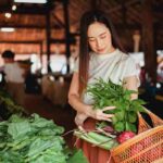 ragazza fa una spesa di verdura e frutta