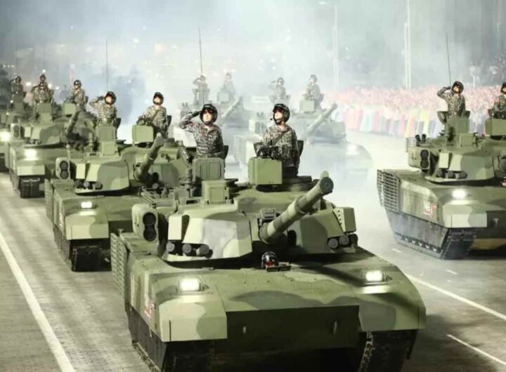 Soldati nordcoreani sui carri armati