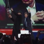 Il presidente argento Milei regala una motosega a Elon Musk