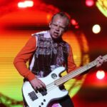 Flea, bassista dei Red Hot Chili Peppers, durante un'esibizione