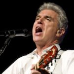David Byrne durante un'esibizione dal vivo