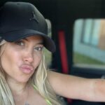 Wanda Nara in bikini in auto