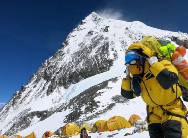 un alpinista sull'everest