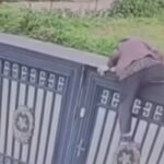 anziana scavalca cancello