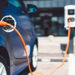auto elettrica attaccata alla ricarica