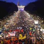 Milgiaia di persone in piazza a Berlino