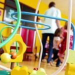 bimbi giocano all'asilo