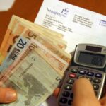 Bollette, soldi e telefonino per fare i conti