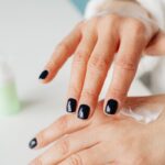 spalmare la crema sulle mani