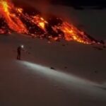 Sciano di notte sull'Etna mentre è in eruzione