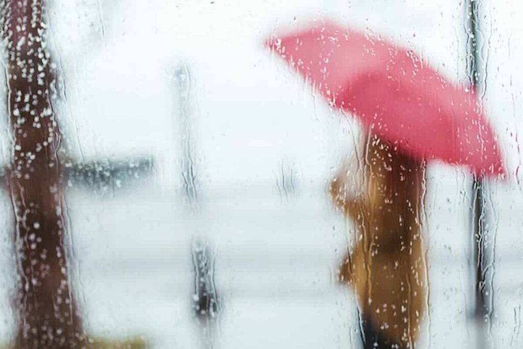 donna si copre con l'ombrello