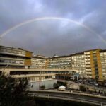 La foto del giorno, l'arcobaleno che incornicia il cielo dell'ospedale Gemelli in cui è ricoverato Papa Francesco