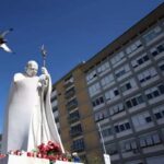 la statua di giovanni paolo ii al policlinico gemelli