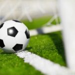 Un pallone da calcio sulla linea della porta