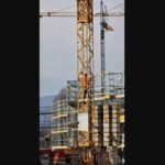 Operai senza stipendio si arrampicano su una gru a Vicenza