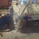 L'incidente di un camion che demolisce un'abitazione