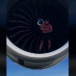 un influencer nel motore di un aereo