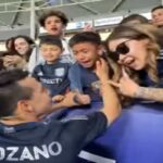 Lozano regala la maglia al bambino tifoso
