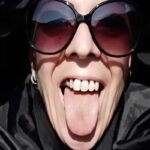 Mara Favro con gli occhiali da sole