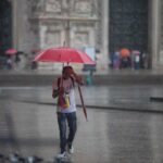 Ragazzo vende ombrelli