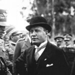 Elezioni Regionali a -7, irrompe il condono edilizio: ecco i punti chiave della polemica, una foto d'epoca di mussolini