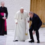 papa francesco e mons. sapienza