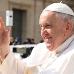 papa francesco saluta