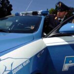 Un agente di Polizia sale in auto