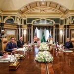 Marco Rubio, Serghei Lavrov e il suo omologo saudita, il principe Faisal bin Farhan Al Saud ai colloqui di Riad n Arabia Saudita