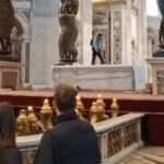 danneggia candelabri a san pietro