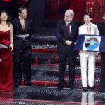 Carlo Conti insieme a Geppi Cucciari, Giorgia e Annalisa