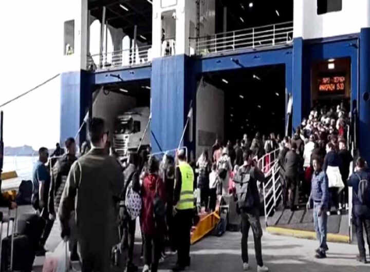 Santorini, gente in fuga