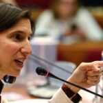 elly schlein indica durante un dibattito