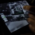 Il soldato ucraino controlla il drone