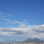 Una foto di Napoli con un po' di nubi in cielo