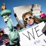 Il manifestante che davanti alla Casa Bianca protesta contro Trump vestito da Statua della libertà