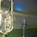 Una flebo attaccata ad un malato a letto