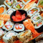 un piatto di sushi misto