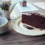 una fetta di torta al cacao