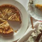 una torta di mele su un piatto