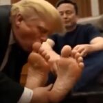 Un frame del video in cui Trump bacia i piedi a Musk